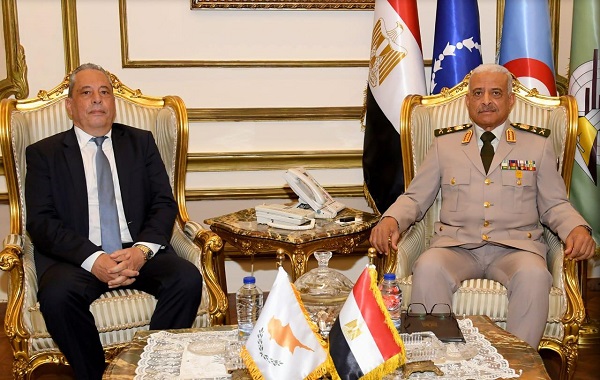 وزير الدفاع يبحث مع نظيره القبرصي تطورات الأوضاع الإقليمية وسبل دعم العلاقات العسكرية بين البلدين