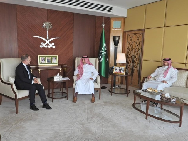 السفير السعودي بالقاهرة يستقبل نظيره البريطاني ويبحثان العلاقات الثنائية