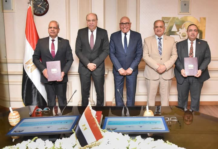 الحفنى ومختار عبد اللطيف يشهدان توقيع بروتوكول بين أكاديمية علوم الطيران ومصنع الإلكترونيات
 

