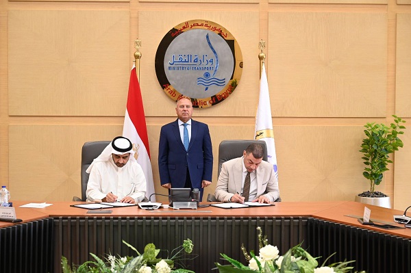الوزير يشهد توقيع عقد ترخيص شركة جرين فالي لخدمات السيارات الكهربائية للعمل في مجال نقل الركاب