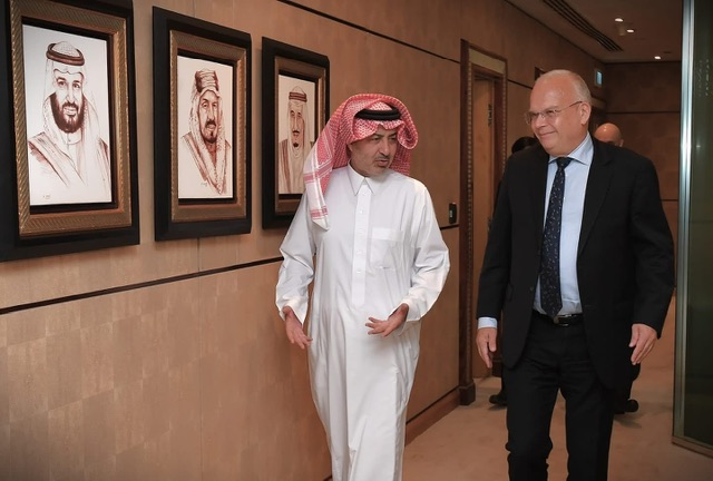 السفير الحصيني يستقبل نظيره السويدي ويبحثان تعزيز العلاقات الثنائية