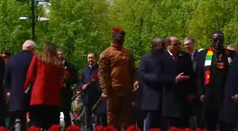السيسي يضع إكليل الزهور على قبر الجندي المجهول في موسكو
