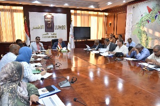 محافظ الأقصر يبحث تسريع ملفات التصالح والتقنين والمتغيرات المكانية ويوجه بتكثيف التنسيق الميداني

