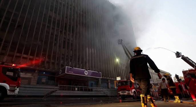 النيران تشتعل مجددا بالمبنى الخلفي لسنترال رمسيس وإخماد حريق محدود 