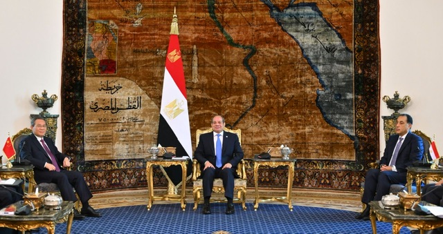 السيسي ورئيس وزراء الصين يتعهدان بتعزيز الشراكة والتنسيق في قضايا المنطقة