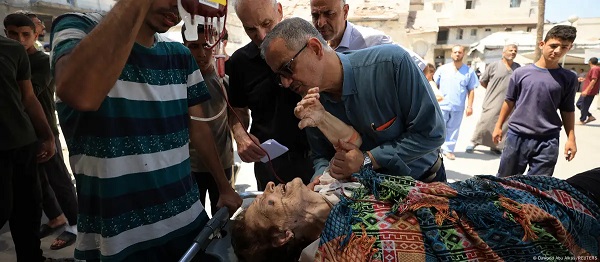 إصابة كاهن وسبعة آخرين في ضربة استهدفت كنيسة في غزة

