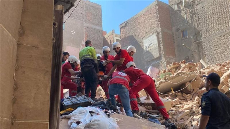 حالة وفاة و4 مصابين في انهيار جزئي لعقار بحي الساحل


