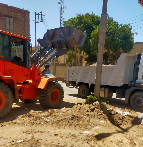 رفع ٣٥٠٠ طن من الأتربة والمخلفات خلال حملات نظافة مكثفة بجنوب الأقصر 

