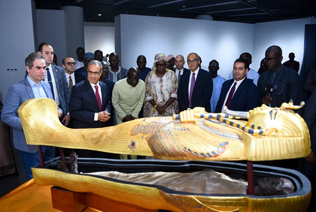 وزير الخارجية يهدي مستنسخًا لمومياء وتابوت الملك توت عنخ آمون إلى متحف الحضارات الإفريقية في داكار