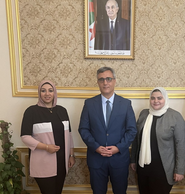 سفير الجزائر بمصر يبحث مع الغرفة الإسلامية للتجارة سبل دعم رجال الأعمال الجزائريين دوليًا