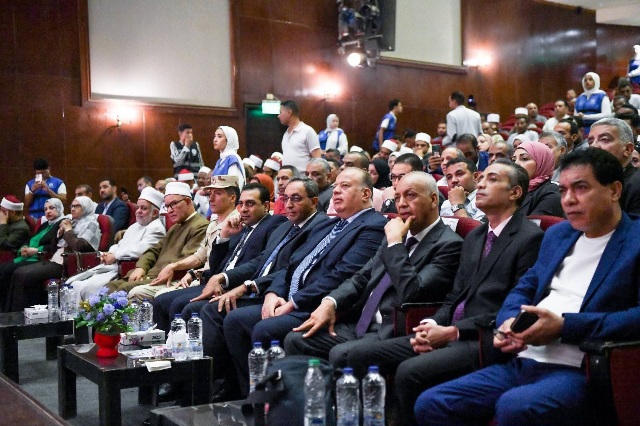 في ندوة 
