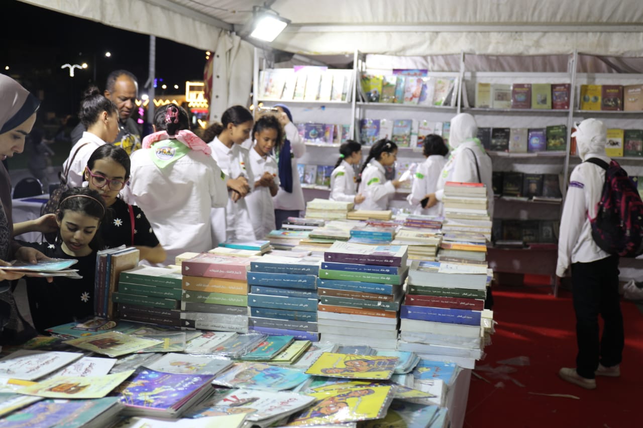 إقبال جماهيري على معرض السويس الثالث للكتاب

