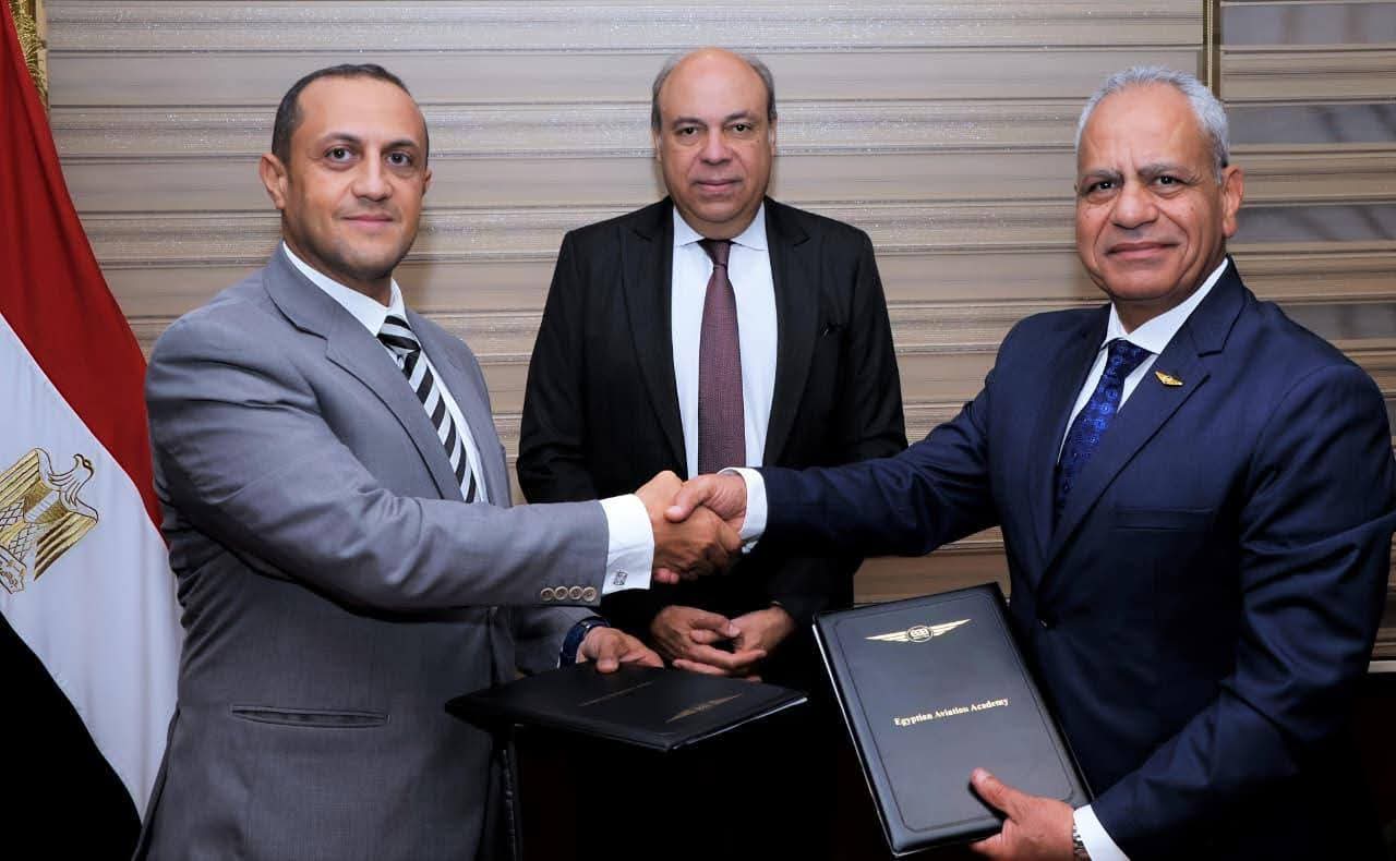 وزير الطيران يشهد توقيع بروتوكول تعاون بين الشركة القابضة للمطارات والملاحة الجوية 