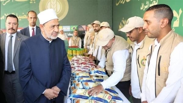 شيخ الأزهر يتفقد تجهيزات القافلة الإغاثية الموجهة لغزة: مستمرون  في دعم القضية الفلسطينية