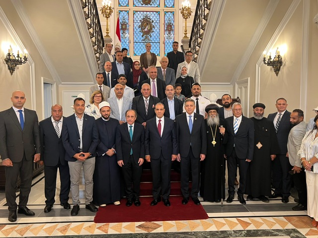وزير الخارجية يلتقي أعضاء الجالية المصرية في اليونان