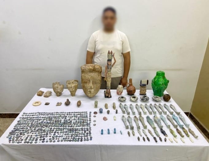 القبض على تاجر آثار بحوزته 577 قطعة أثرية من العصور القديمة بالمنيا

