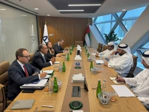 وزير الخارجية يبحث مع وزير الاستثمار الإماراتي تعزيز الشراكة الاقتصادية وزيادة الاستثمارات المشترك