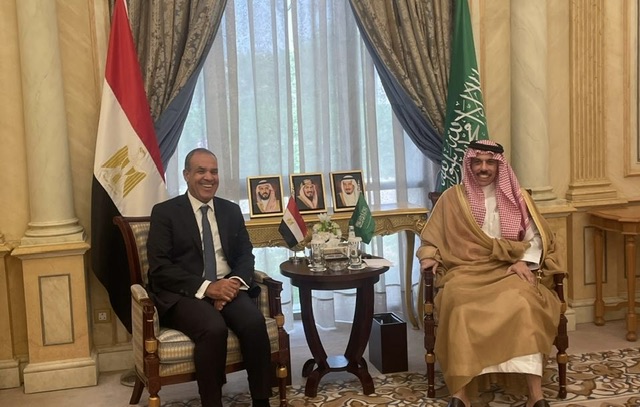 وزير الخارجية يجري مباحثات مع نظيره السعودي لتعزيز التعاون الثنائي وبحث التطورات الإقليمية