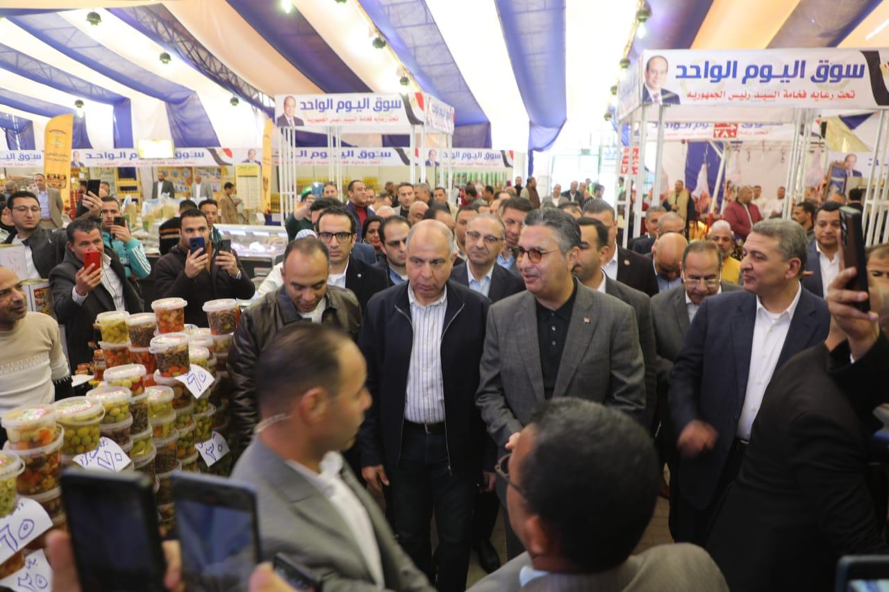 وزير التموين ومحافظ المنيا يفتتحان سوق اليوم الواحد ويتفقدان مصنع سكر أبوقرقاص مع بداية موسم حصاد القصب