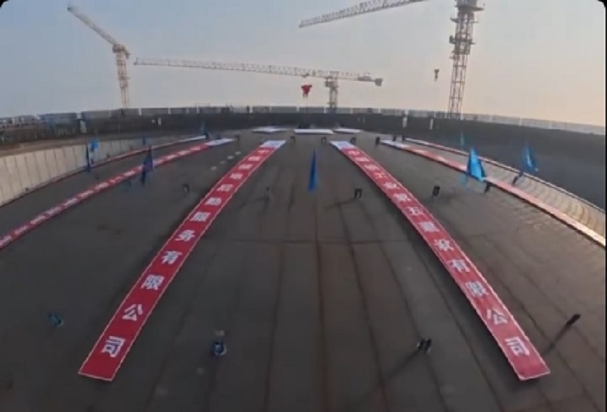 انتصار العلم على الجاذبية بأدوات غير مرئية.. رفع قبة فولاذية تزن 1000 طن بضغط الهواء

