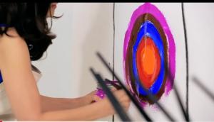 أنوار الروح على ألواح الشفافية: كيف يرمم الرسم على الزجاج انكسارات النفس؟