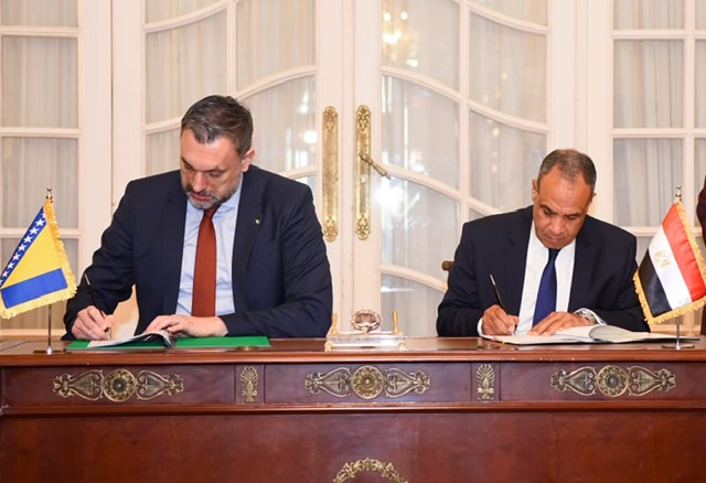 وزيرا الخارجية ونظيره البوسني يوقعان  مذكرة تفاهم وبروتوكول تعاون لتعزيز الشراكة الدبلوماسية
