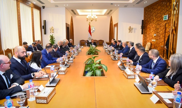 وزير الخارجية يستقبل وفدًا من رجال الأعمال الكنديين