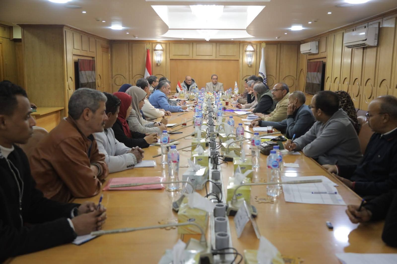 تطوير الطرق والإنارة والأسواق.. محافظ قنا يناقش مقترح الخطة الاستثمارية للعام 20262027

