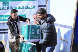 مركز الملك سلمان يواصل توزيع السلال الغذائية على النازحين بمدينة خانيونس بقطاع غزة