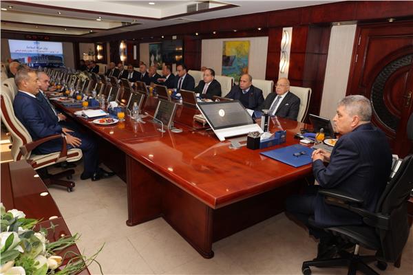 أسامة ربيع: ارتفاع إيرادات قناة السويس 18.5 بالمئة في النصف الأول من 2025/2026