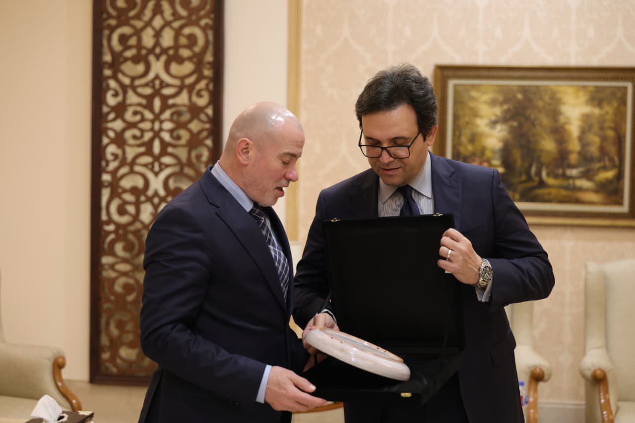 وزير الثقافة يلتقي نظيره الروماني عقب افتتاج معرض الكتاب

