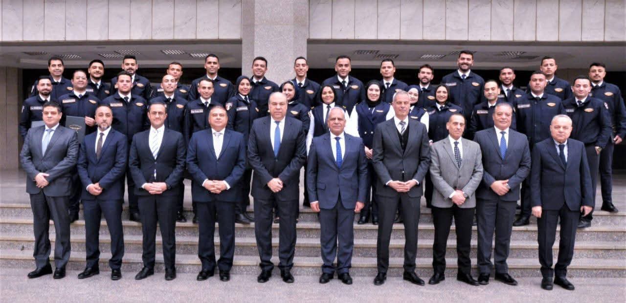 وزير الطيران يشهد تخرج دفعة جديدة من البرنامج المتكامل لمعلومات الطيران بكلية المراقبة الجوية