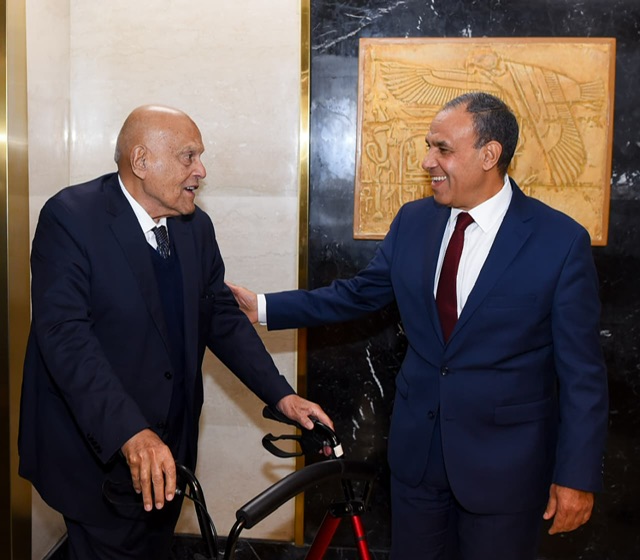 وزير الخارجية يلتقي الدكتور مجدي يعقوب ويشيد بالمشروعات الصحية المصرية في أفريقيا