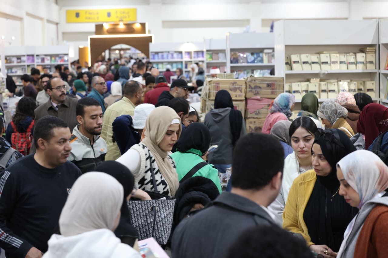 تخفيضات 20%.. إقبال جماهيري كبير على جناح هيئة الكتاب

