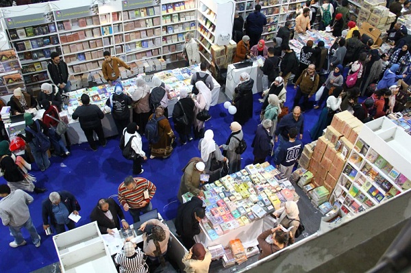 إقبال واسع على إصدارات هيئة الكتاب ونجاح مبادرة «مكتبة لكل بيت» بمعرض الكتاب

