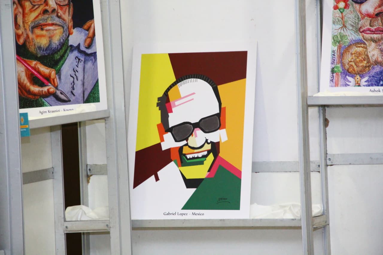 «نجيب محفوظ بعيون العالم»… الكاريكاتير العالمي يحتفي بالأديب المصري في معرض الكتاب

