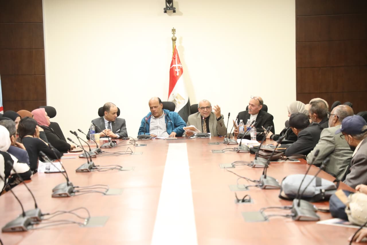 «ربما كنت في السادسة».. قراءة نفسية وسردية في شعر كمال عبد الرحيم

