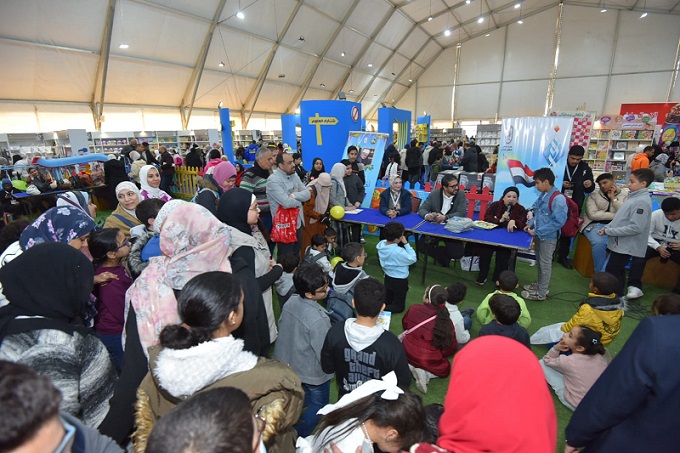 إقبال كبير من الأطفال على الأنشطة الفنية بمعرض القاهرة الدولي للكتاب
