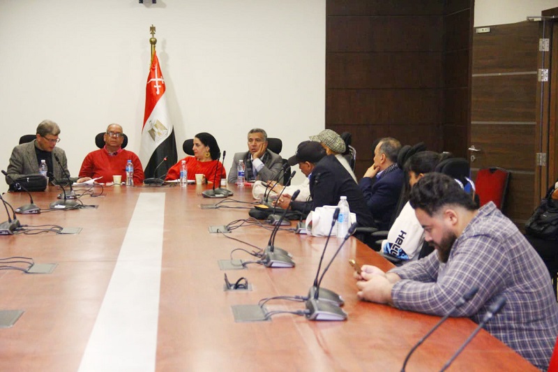 حسين منصور «يعبر الزمن على دراجة» في معرض الكتاب

