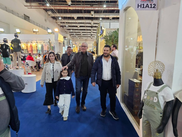 السفير التركي يزور معرض ملابس الأطفال بالقاهرة ويشيد بالتنظيم والمشاركة