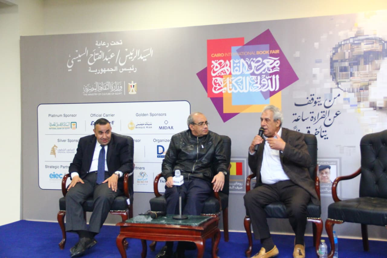 «داوود عبد السيد.. حوارات في الفن والحياة».. وائل لطفي يكشف أسرار المخرج الكبير بمعرض الكتاب

