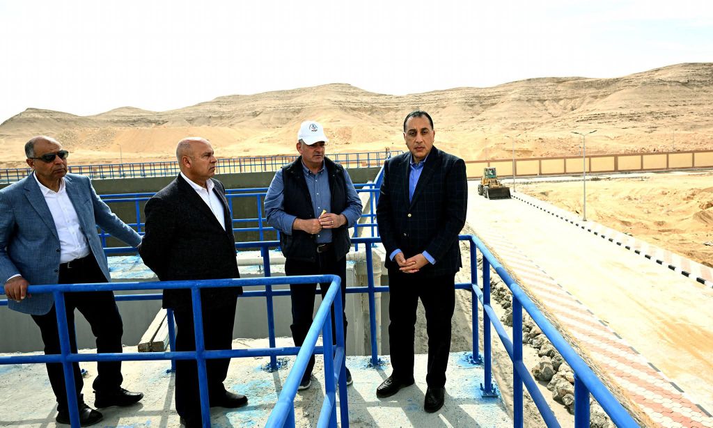 رئيس الوزراء يتفقد محطة معالجة الصرف الصحي الثلاثية 