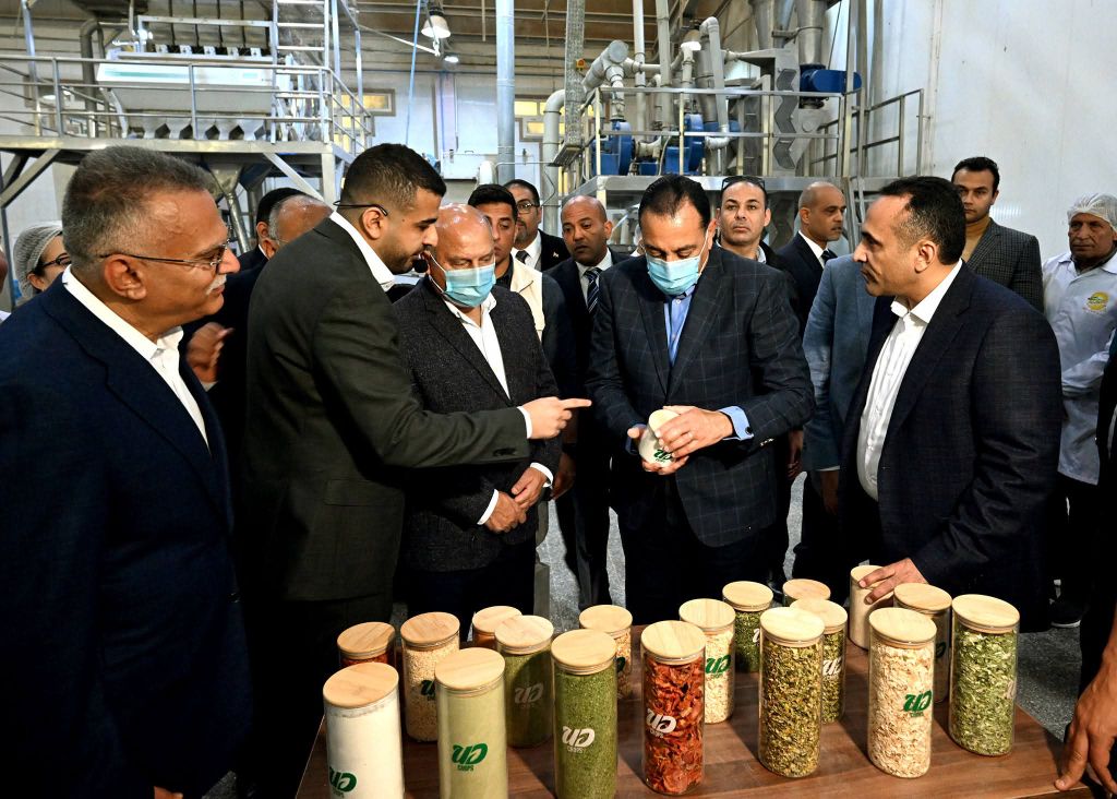 رئيس الوزراء يتفقد مصنع الشركة المتحدة لتجفيف الحاصلات الزراعية بالمنطقة الصناعية بالمنيا