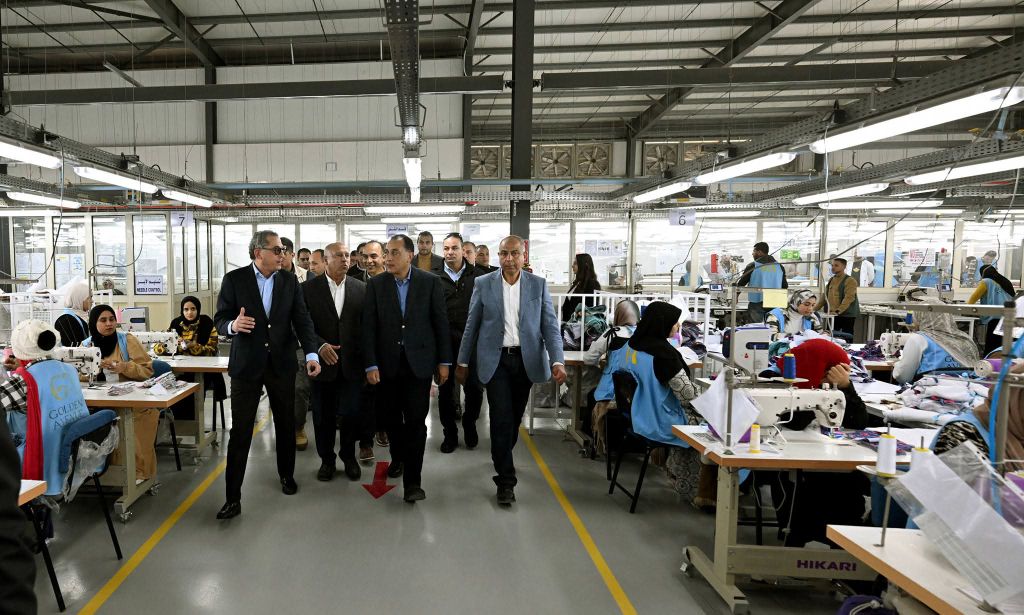 رئيس الوزراء يتفقد مصنع 