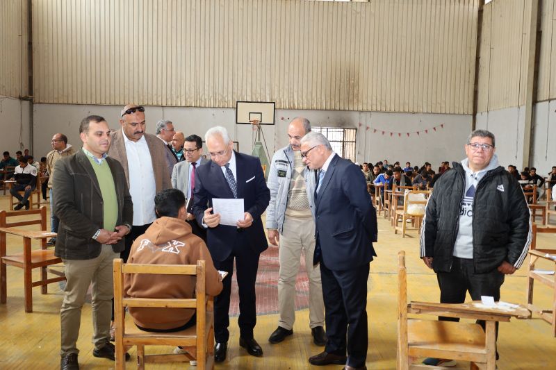 رئيس جامعة المنيا يواصل جولاته التفقدية للاطمئنان على حسن سير الامتحانات