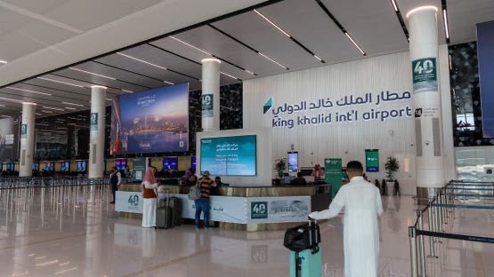 الطيران المدني السعودي يعلن تعرض مطار الملك خالد بالرياض لاعتداء وتعليق العمل به مؤقتًا