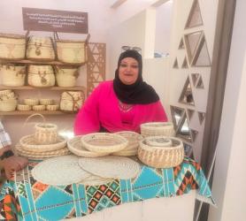 أم جنة ورفيقاتها يصنعن من مخلفات النخل قطعا فنية