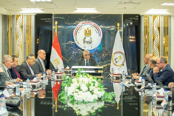 وزير الدولة للإنتاج الحربي يتابع تنفيذ مشروعات 