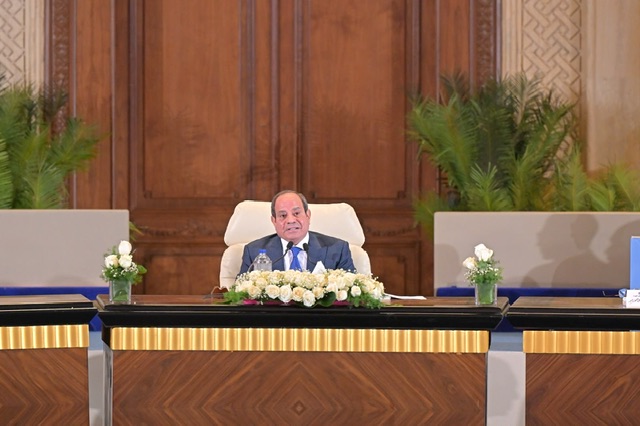 الرئيس السيسي: تنفيذ خطط التنمية والتطوير بحلول 2030 وإنشاء 200 ألف وحدة سكنية للإيجار