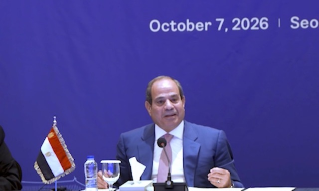 الرئيس السيسي يضع إكليلًا من الزهور بمقبرة سول الوطنية تكريمًا لشهداء كوريا